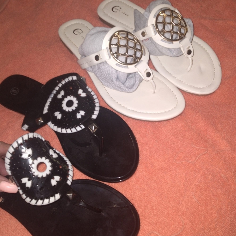 You get 2 pair of sandals both fit size 7 to 7.5